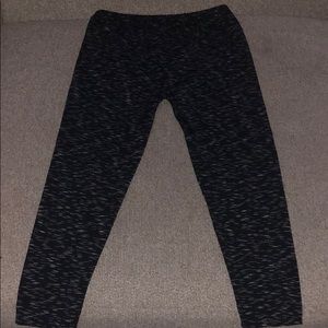 Gray and black leggings cropped